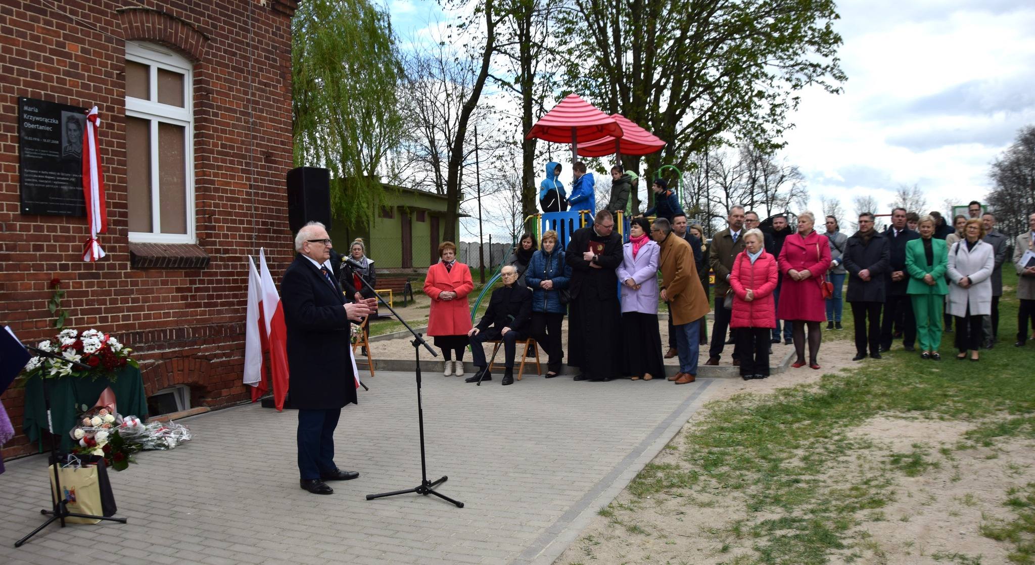 Odsłonięcie tablicy pamiątkowej w Mikołajowicach