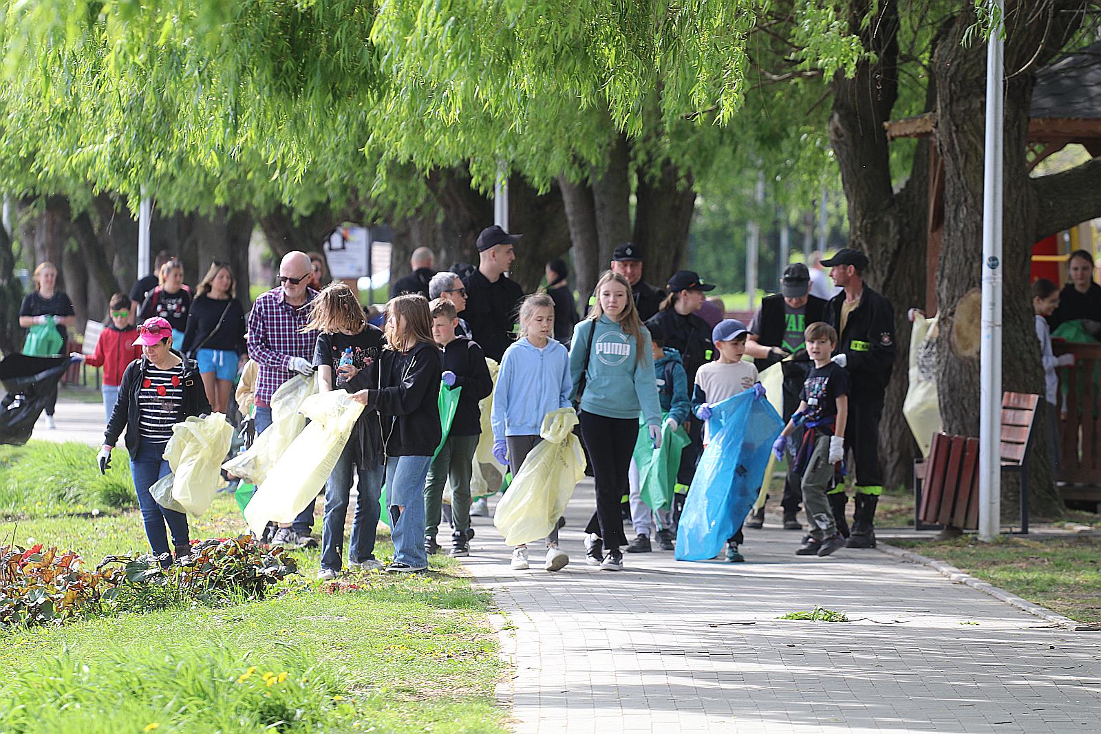 W Kunicach wspólnie sprzątali naszą Ziemię