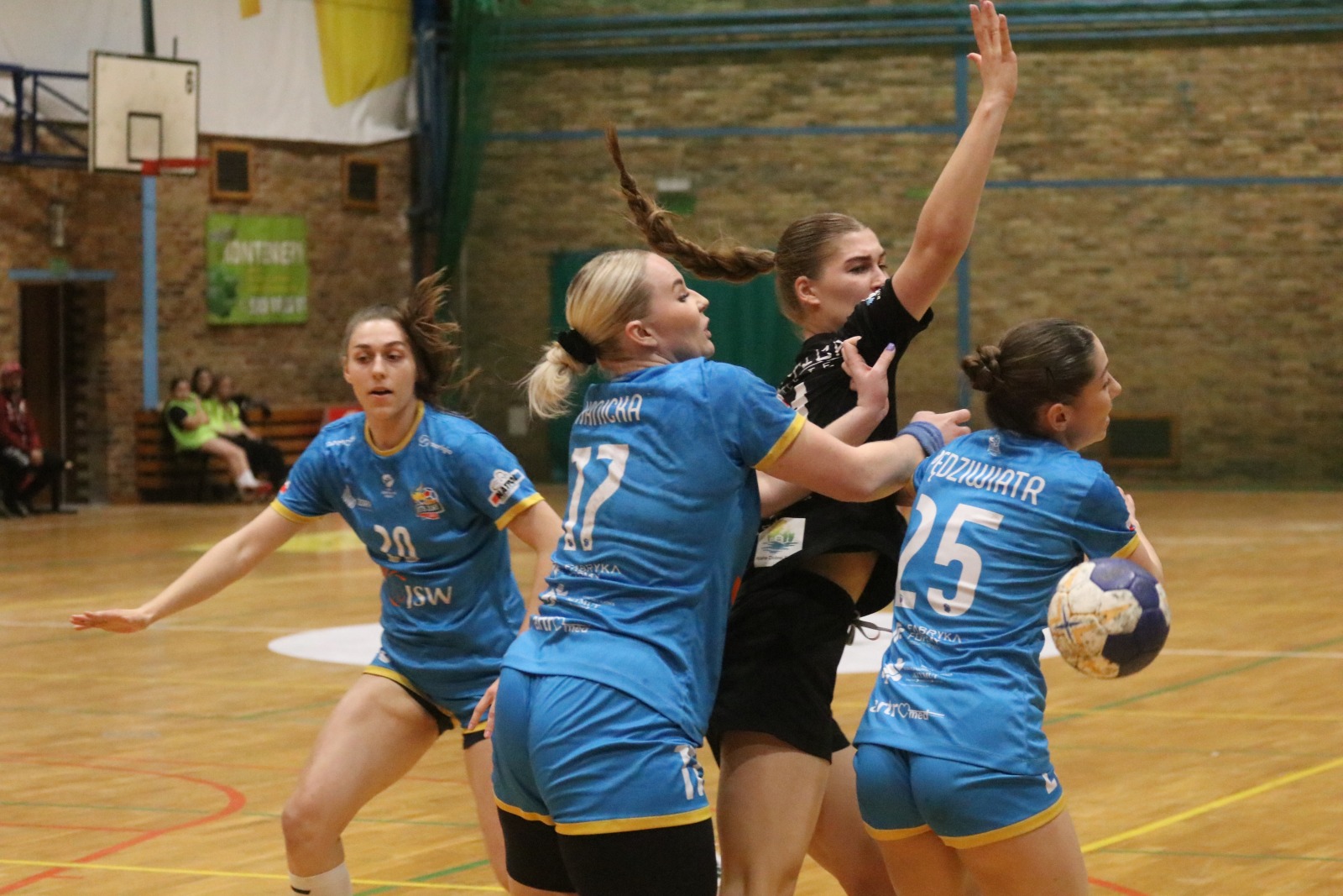Drużyna Dziewiątki Legnica bez szans w starciu z viceliderem