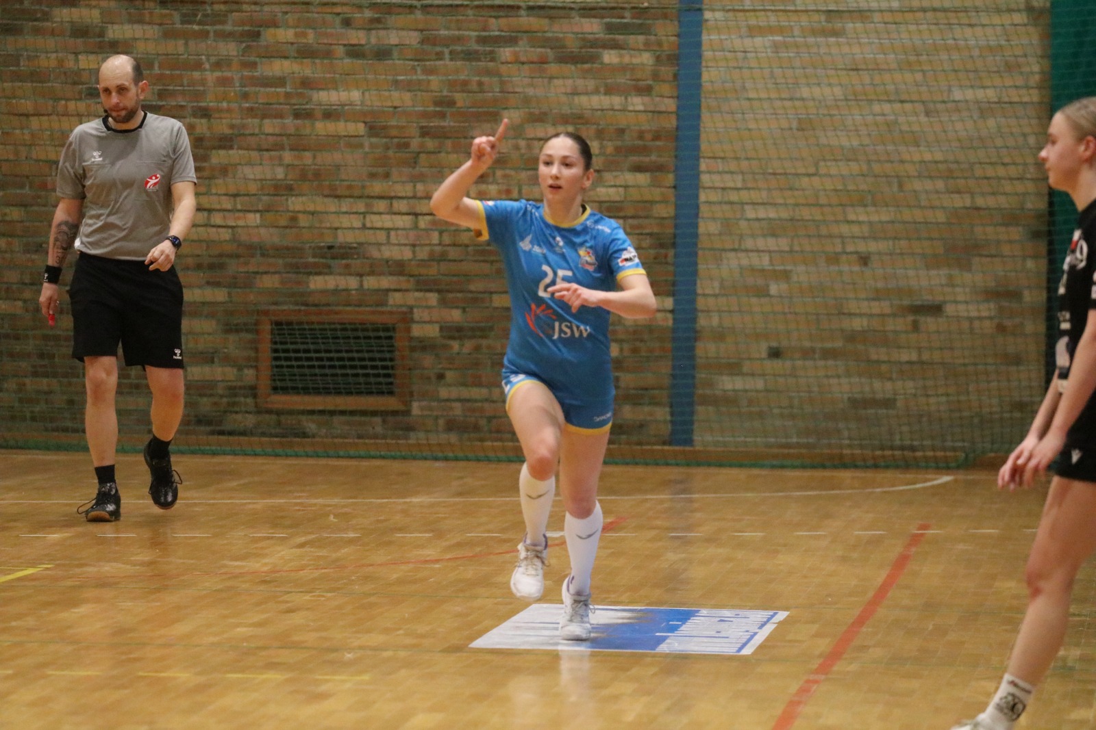 Drużyna Dziewiątki Legnica bez szans w starciu z viceliderem