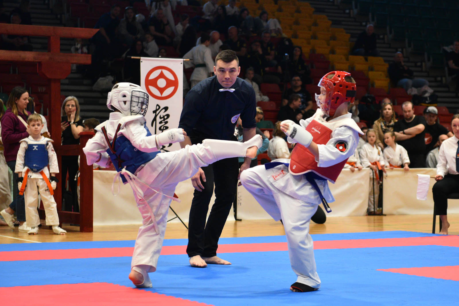W hali sportowej przy ulicy Lotniczej walczą młodzi karatecy