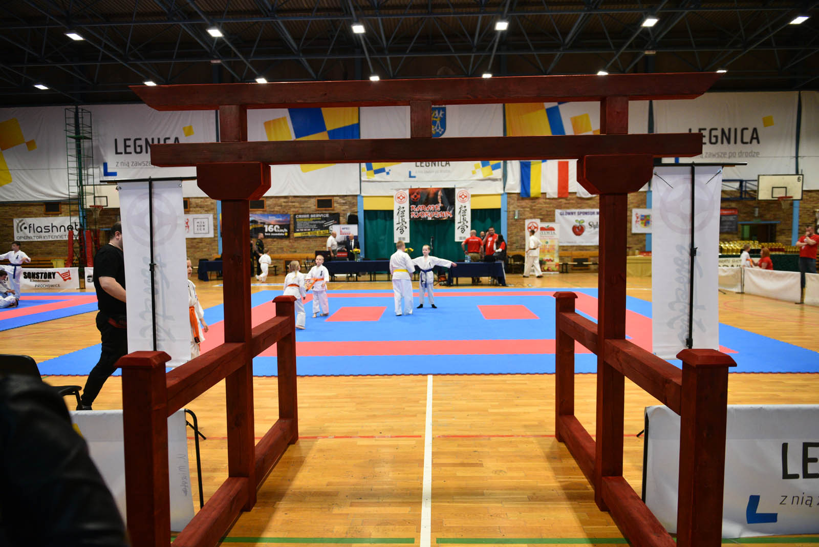 W hali sportowej przy ulicy Lotniczej walczą młodzi karatecy