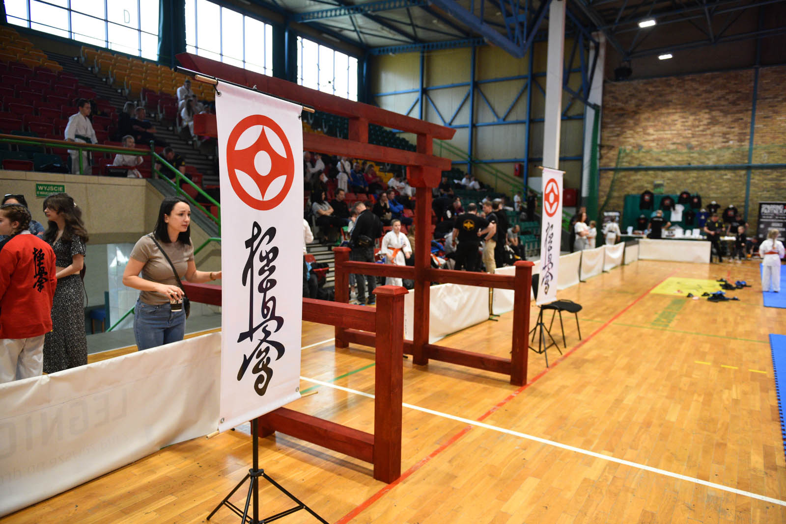 W hali sportowej przy ulicy Lotniczej walczą młodzi karatecy