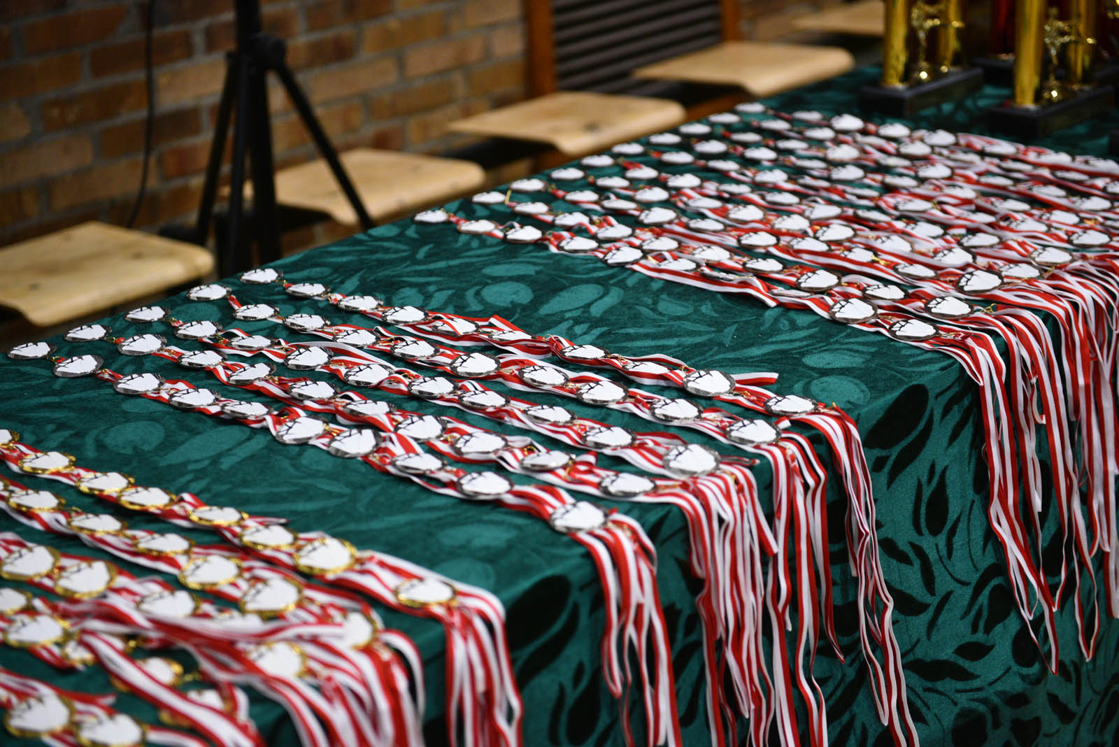 W hali sportowej przy ulicy Lotniczej walczą młodzi karatecy