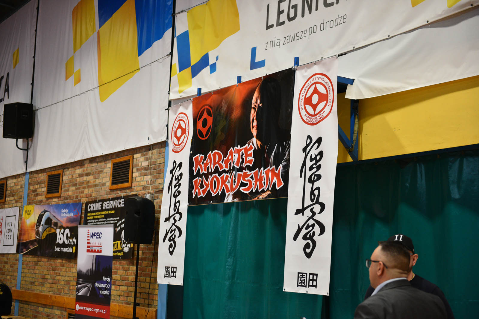 W hali sportowej przy ulicy Lotniczej walczą młodzi karatecy