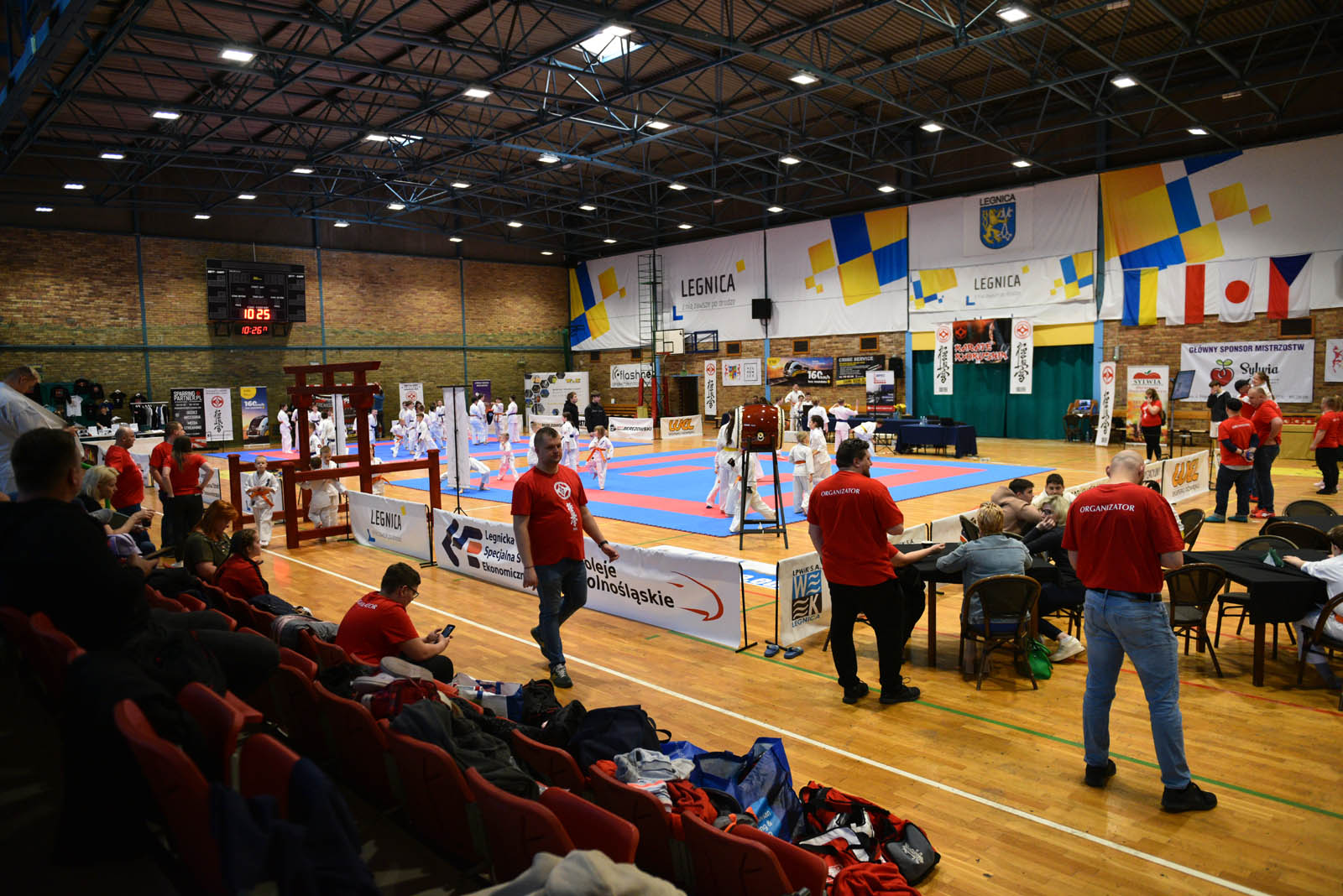 W hali sportowej przy ulicy Lotniczej walczą młodzi karatecy