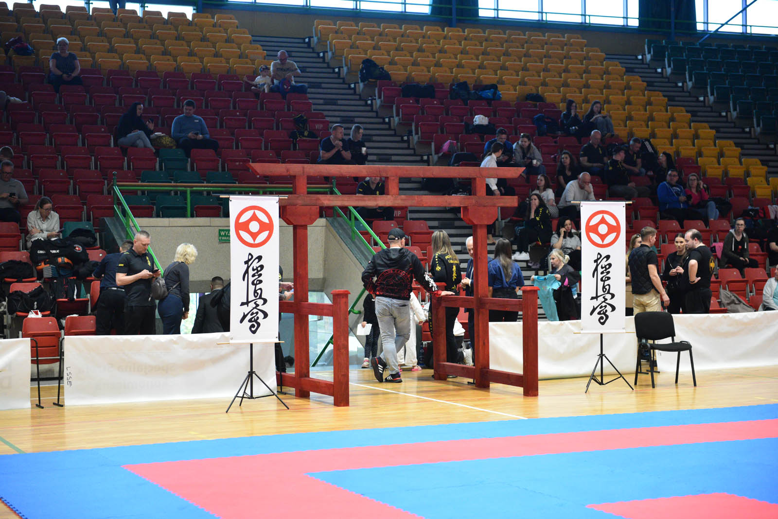 W hali sportowej przy ulicy Lotniczej walczą młodzi karatecy