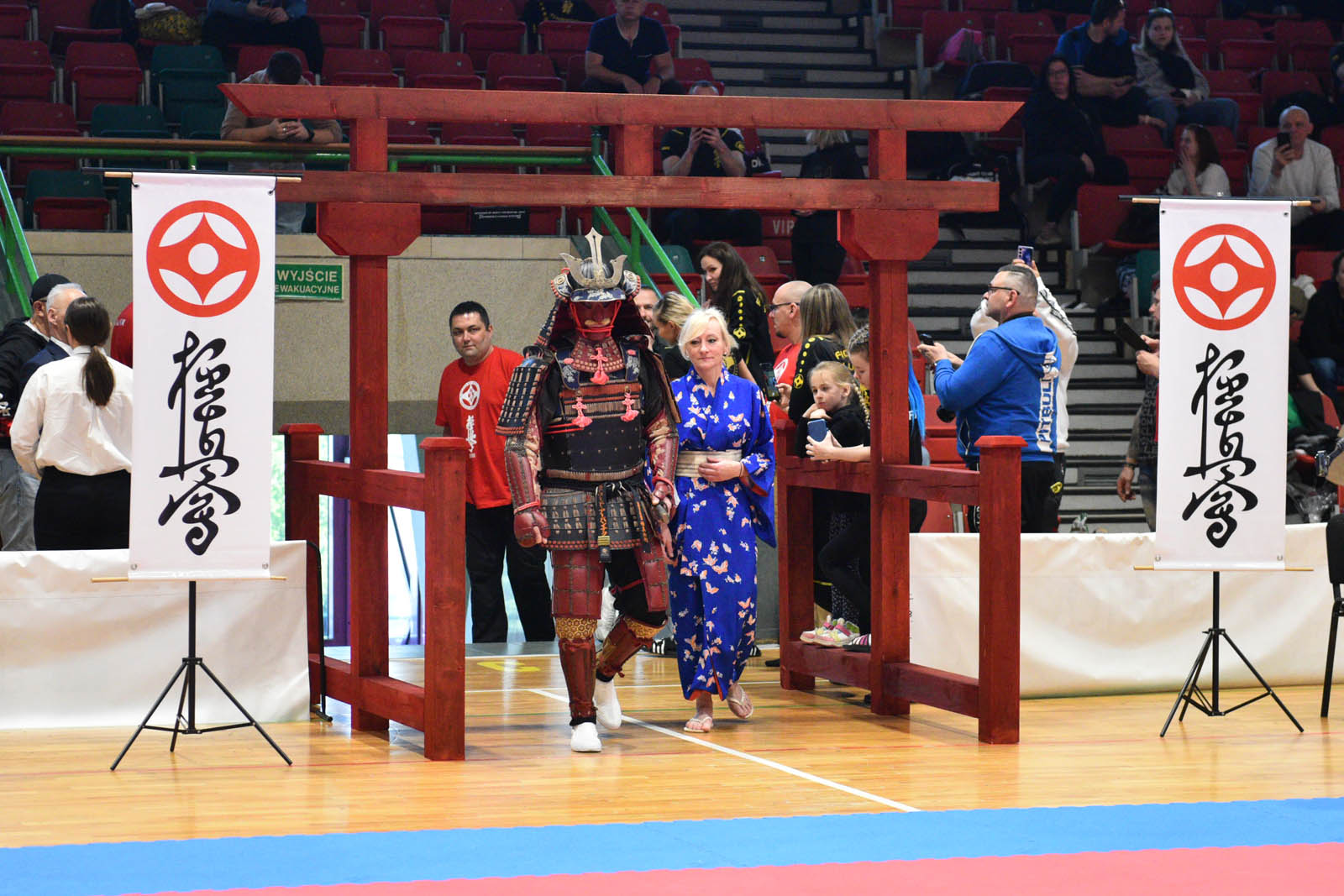 W hali sportowej przy ulicy Lotniczej walczą młodzi karatecy