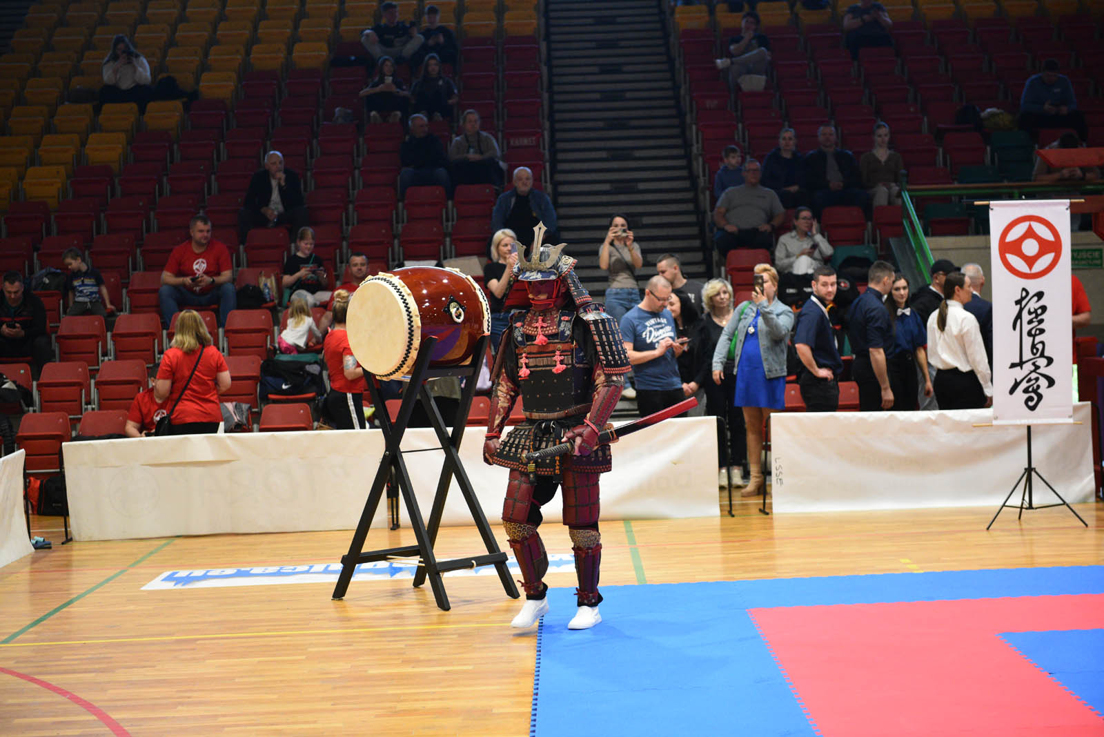 W hali sportowej przy ulicy Lotniczej walczą młodzi karatecy