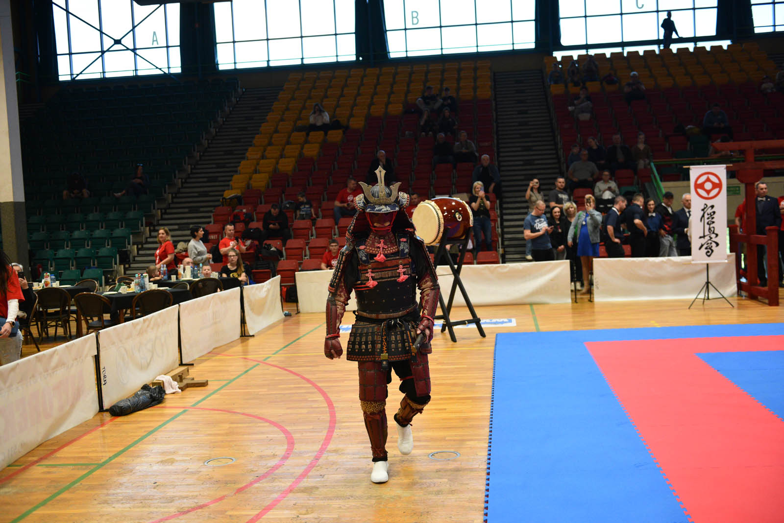 W hali sportowej przy ulicy Lotniczej walczą młodzi karatecy