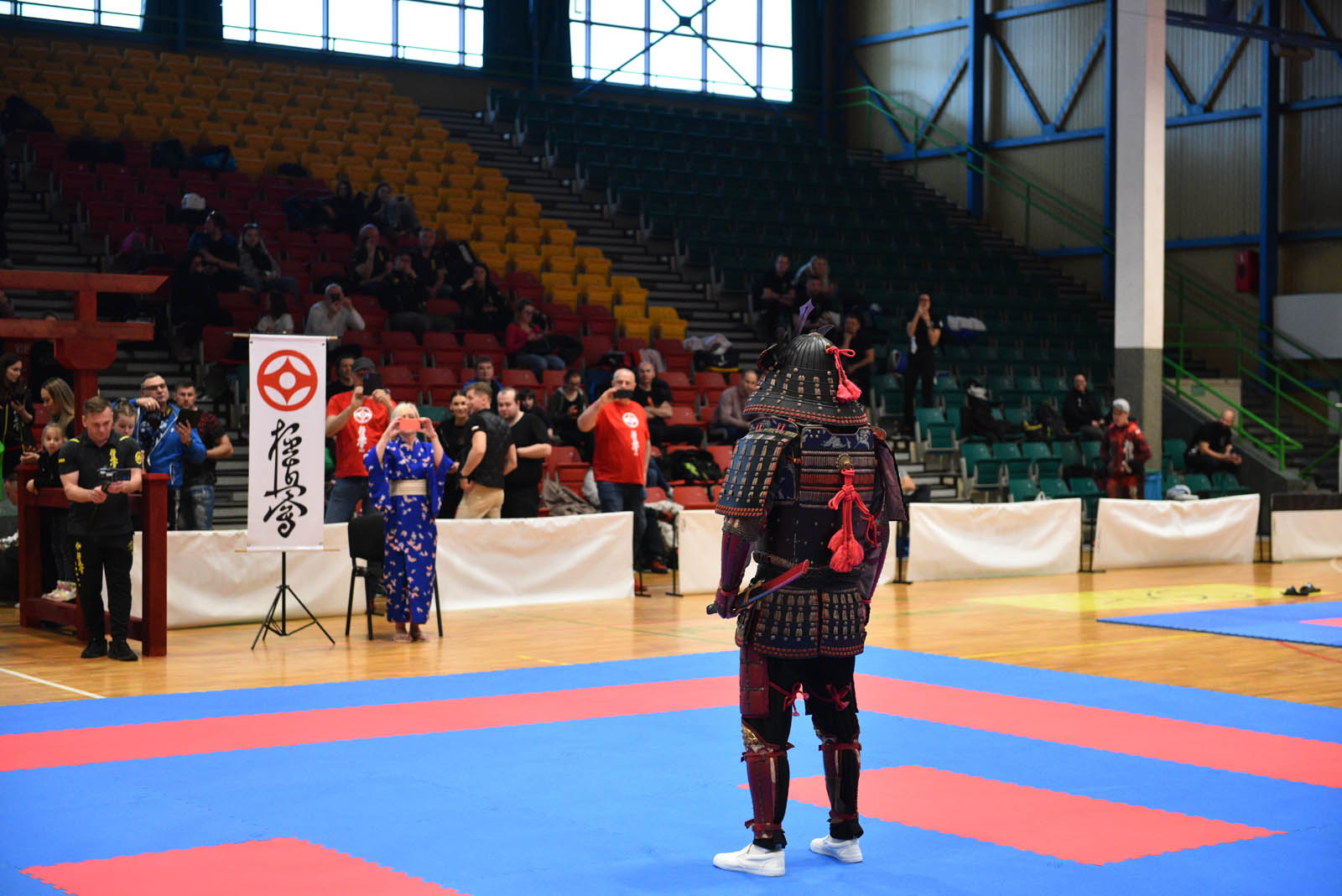 W hali sportowej przy ulicy Lotniczej walczą młodzi karatecy