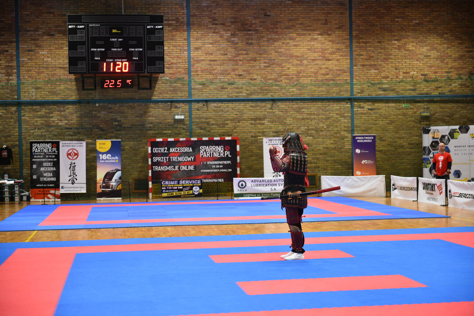 W hali sportowej przy ulicy Lotniczej walczą młodzi karatecy