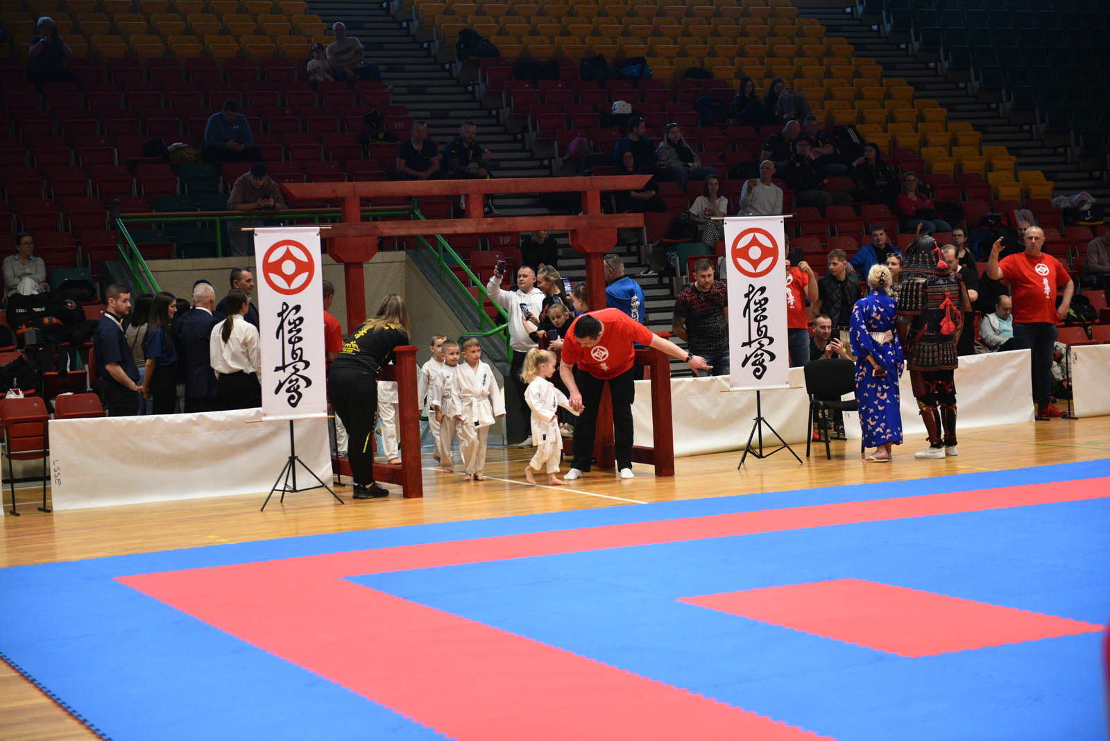 W hali sportowej przy ulicy Lotniczej walczą młodzi karatecy