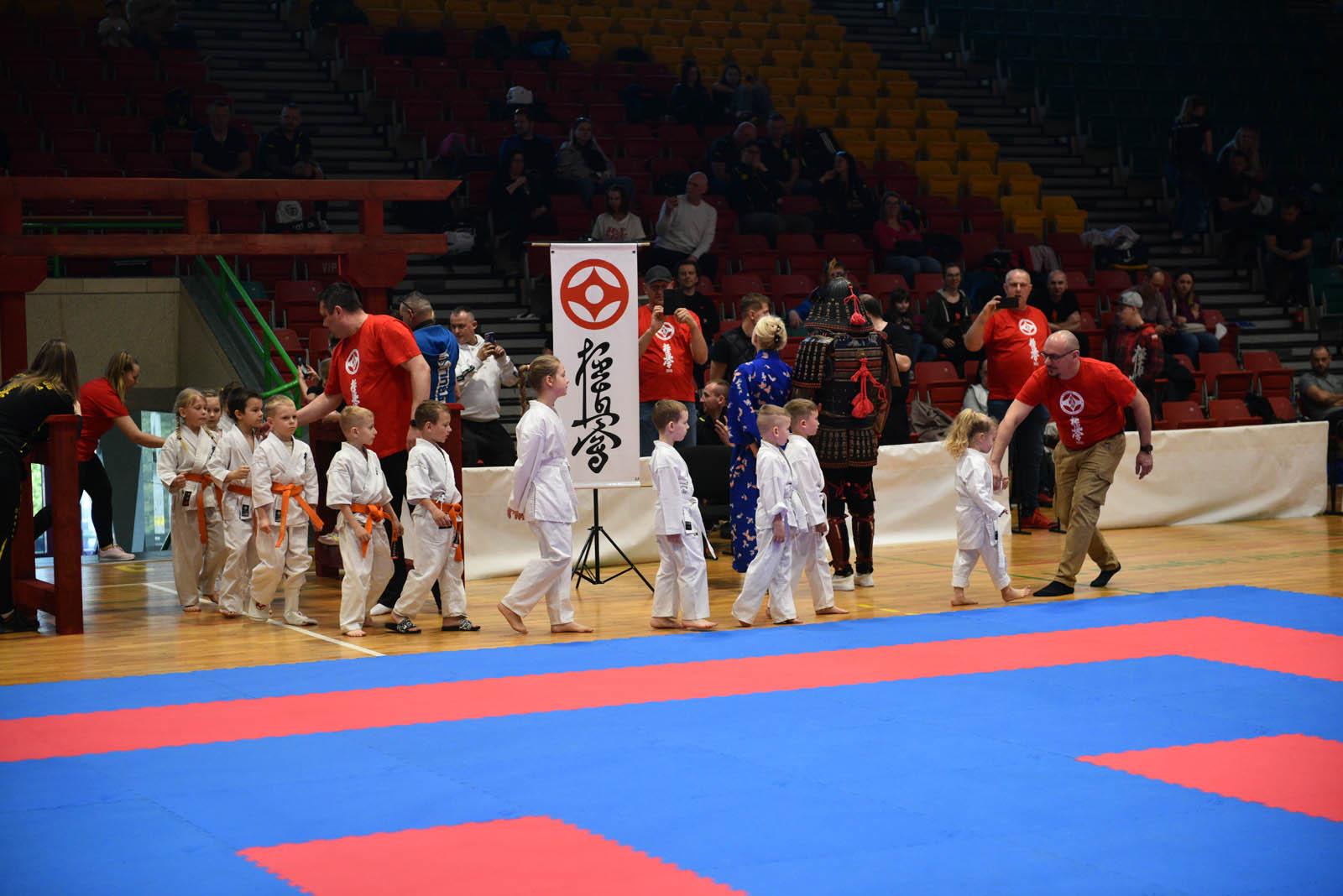 W hali sportowej przy ulicy Lotniczej walczą młodzi karatecy