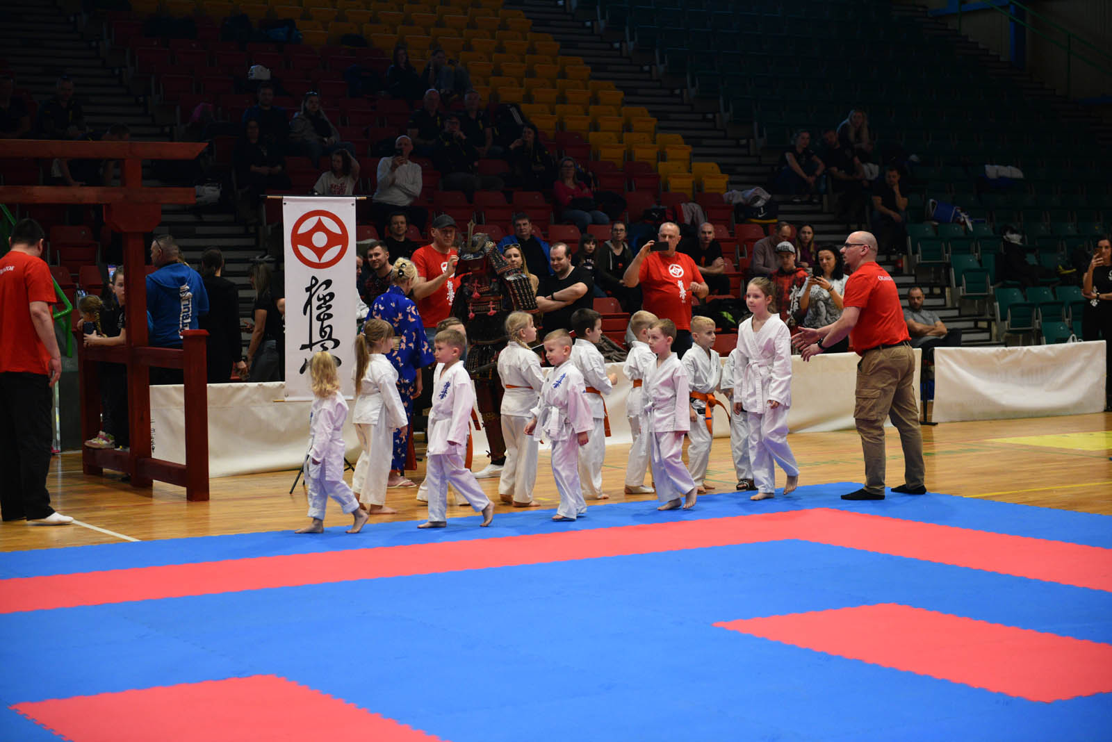 W hali sportowej przy ulicy Lotniczej walczą młodzi karatecy