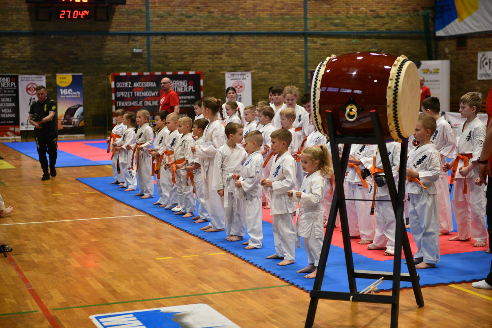 W hali sportowej przy ulicy Lotniczej walczą młodzi karatecy