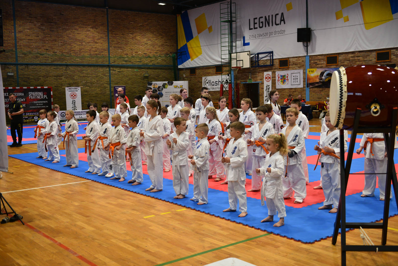 W hali sportowej przy ulicy Lotniczej walczą młodzi karatecy