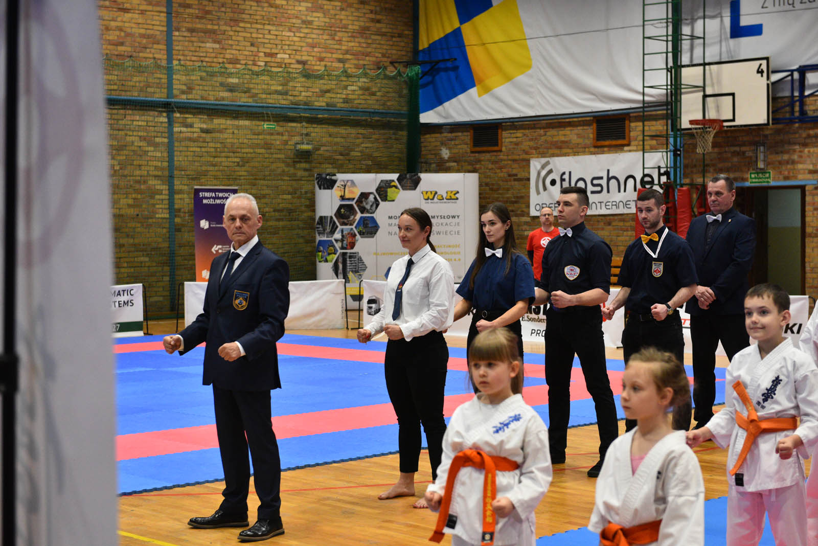 W hali sportowej przy ulicy Lotniczej walczą młodzi karatecy
