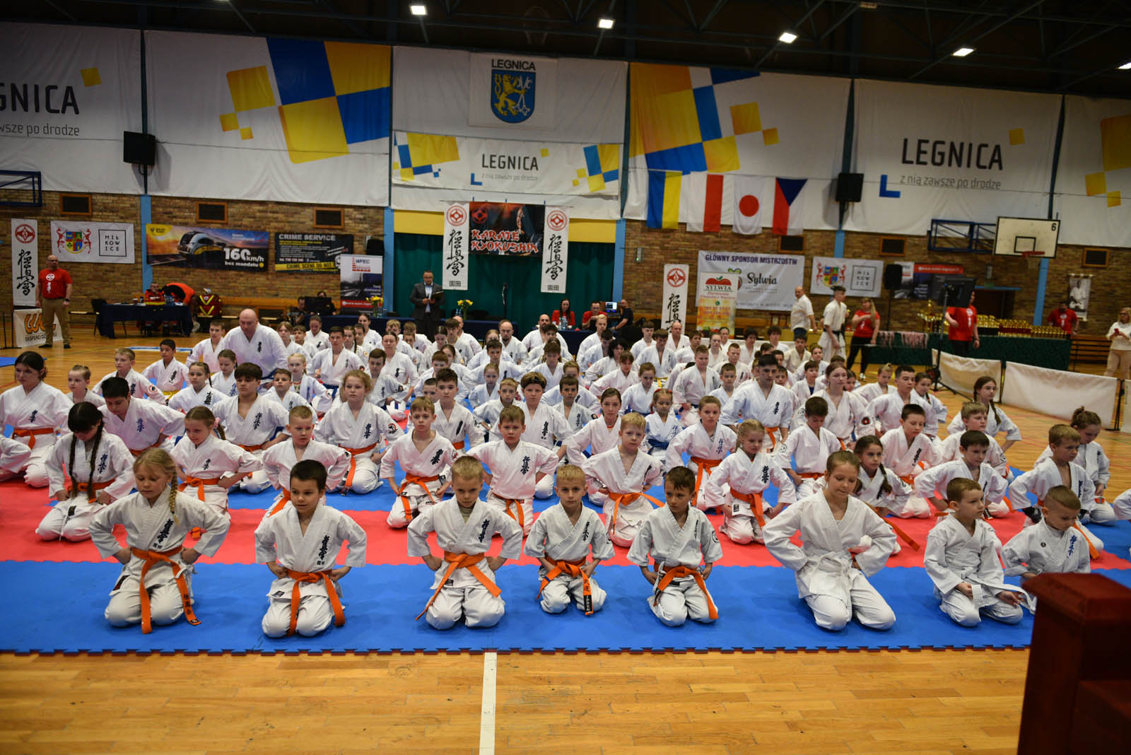 W hali sportowej przy ulicy Lotniczej walczą młodzi karatecy