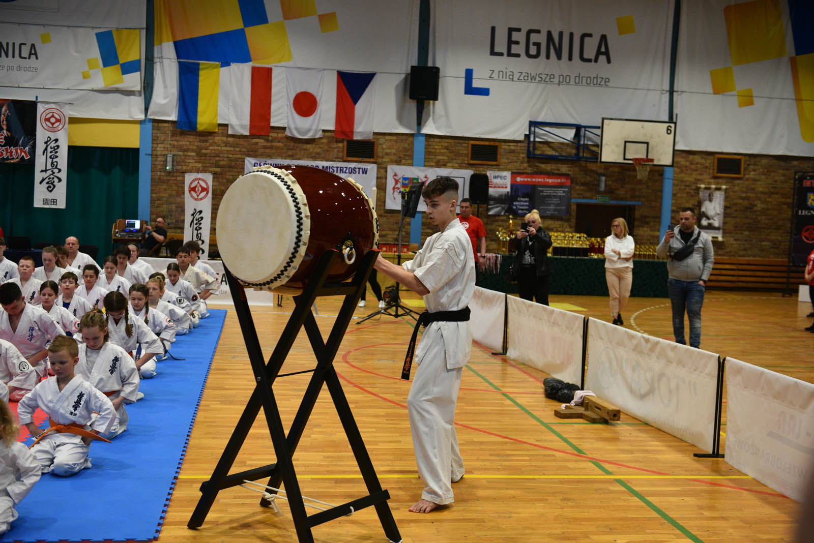 W hali sportowej przy ulicy Lotniczej walczą młodzi karatecy