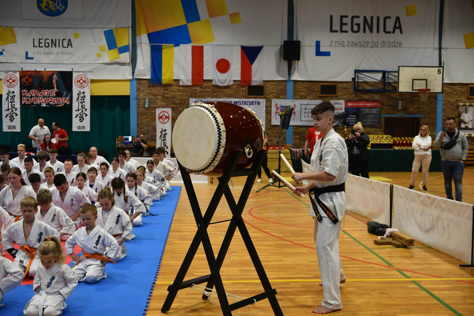 W hali sportowej przy ulicy Lotniczej walczą młodzi karatecy