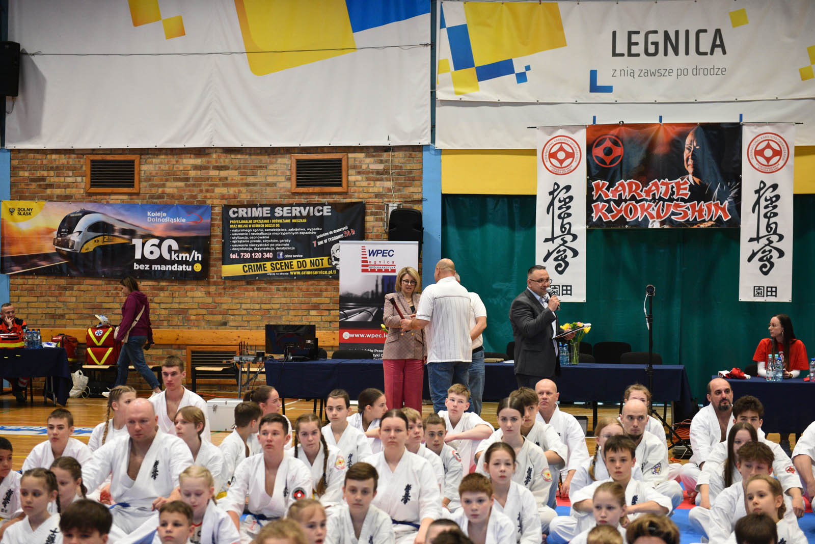 W hali sportowej przy ulicy Lotniczej walczą młodzi karatecy