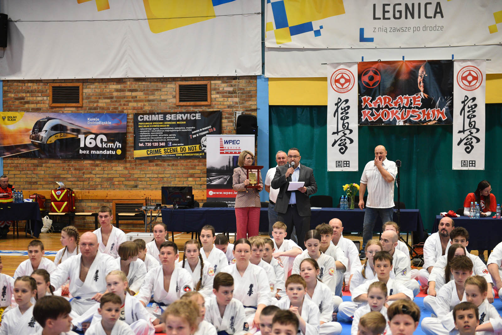 W hali sportowej przy ulicy Lotniczej walczą młodzi karatecy