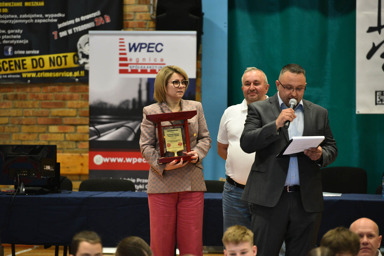 W hali sportowej przy ulicy Lotniczej walczą młodzi karatecy