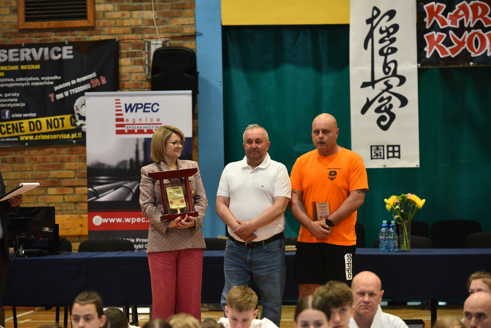 W hali sportowej przy ulicy Lotniczej walczą młodzi karatecy