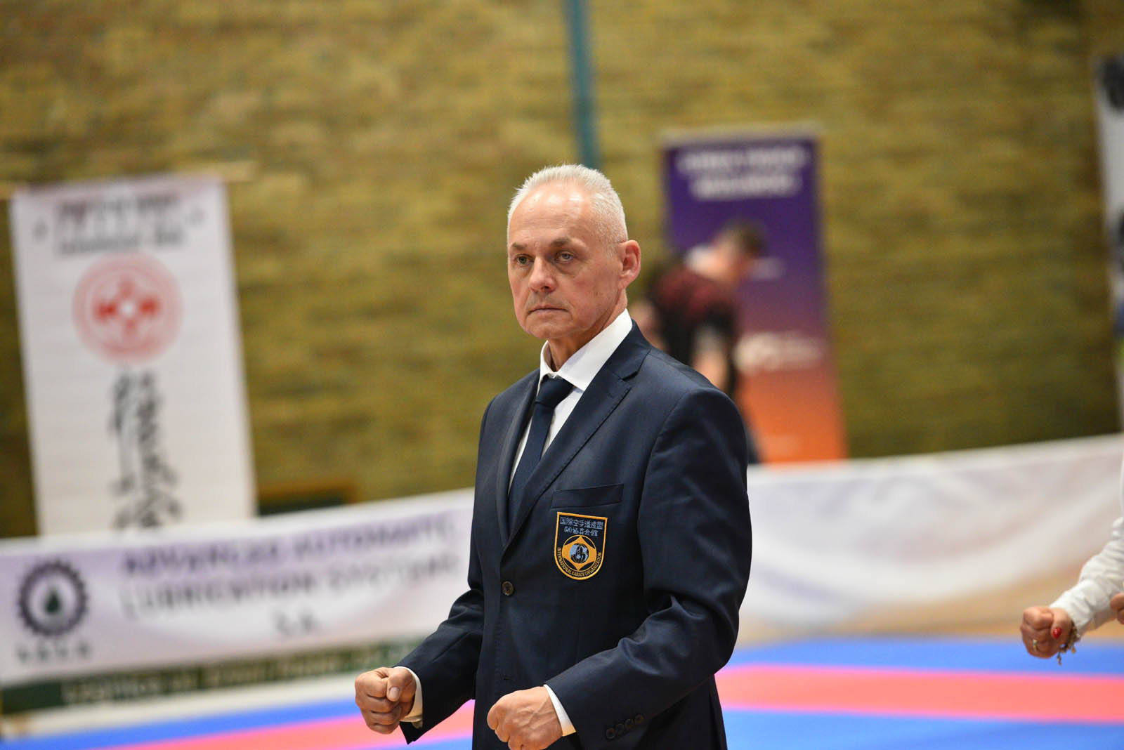 W hali sportowej przy ulicy Lotniczej walczą młodzi karatecy
