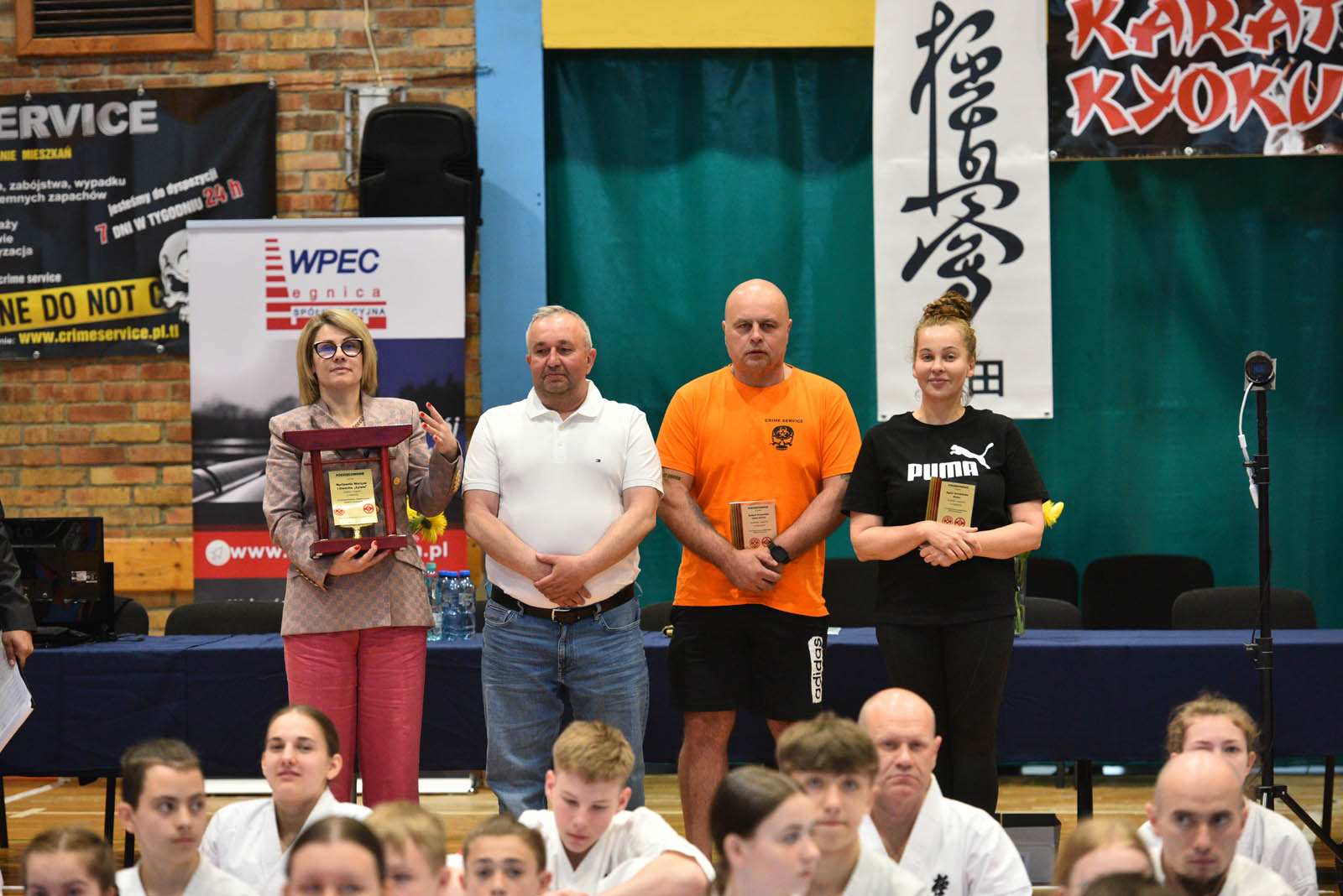 W hali sportowej przy ulicy Lotniczej walczą młodzi karatecy