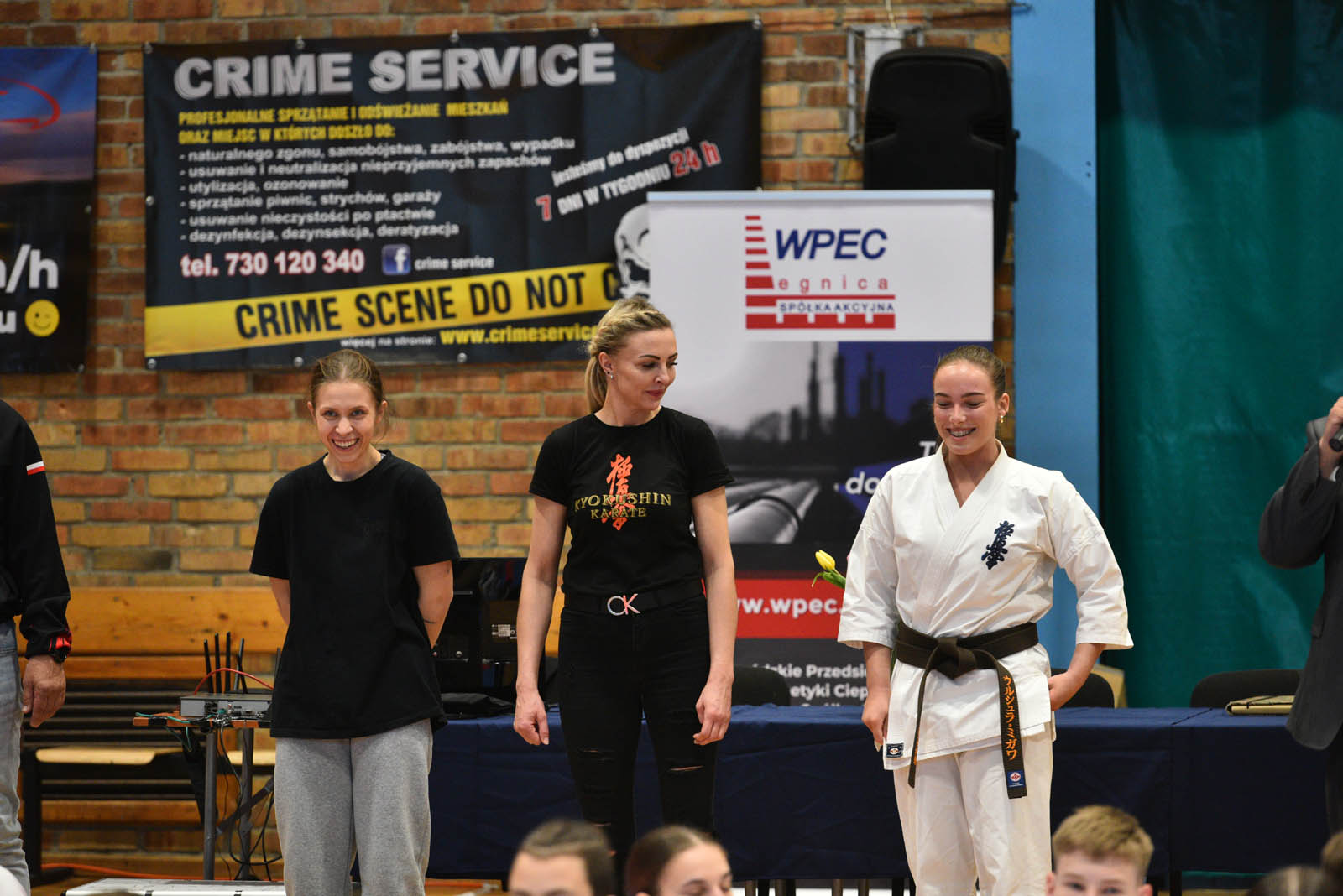 W hali sportowej przy ulicy Lotniczej walczą młodzi karatecy
