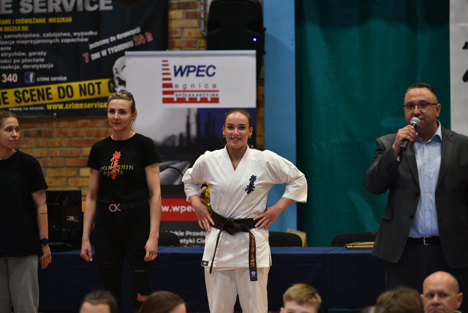 W hali sportowej przy ulicy Lotniczej walczą młodzi karatecy