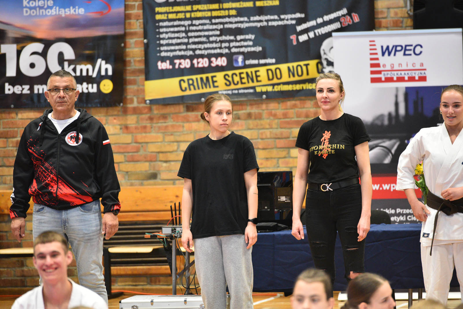 W hali sportowej przy ulicy Lotniczej walczą młodzi karatecy