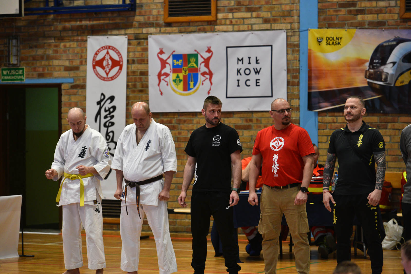 W hali sportowej przy ulicy Lotniczej walczą młodzi karatecy