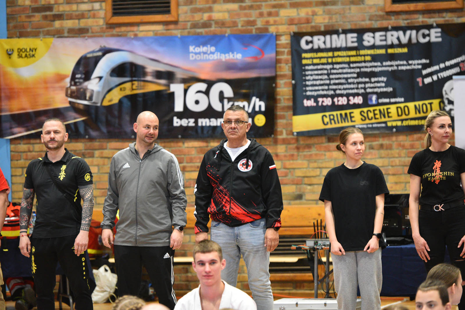 W hali sportowej przy ulicy Lotniczej walczą młodzi karatecy