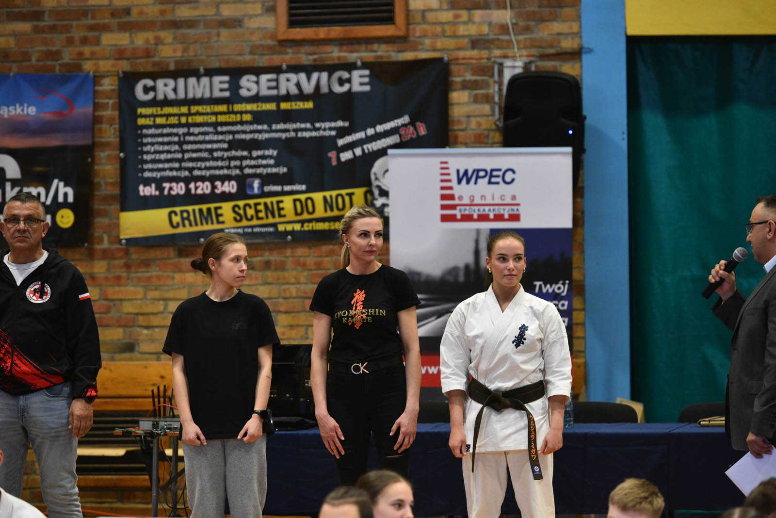 W hali sportowej przy ulicy Lotniczej walczą młodzi karatecy