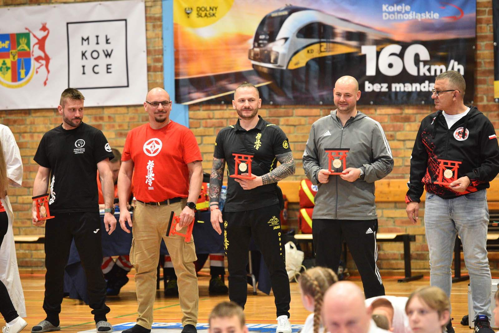 W hali sportowej przy ulicy Lotniczej walczą młodzi karatecy