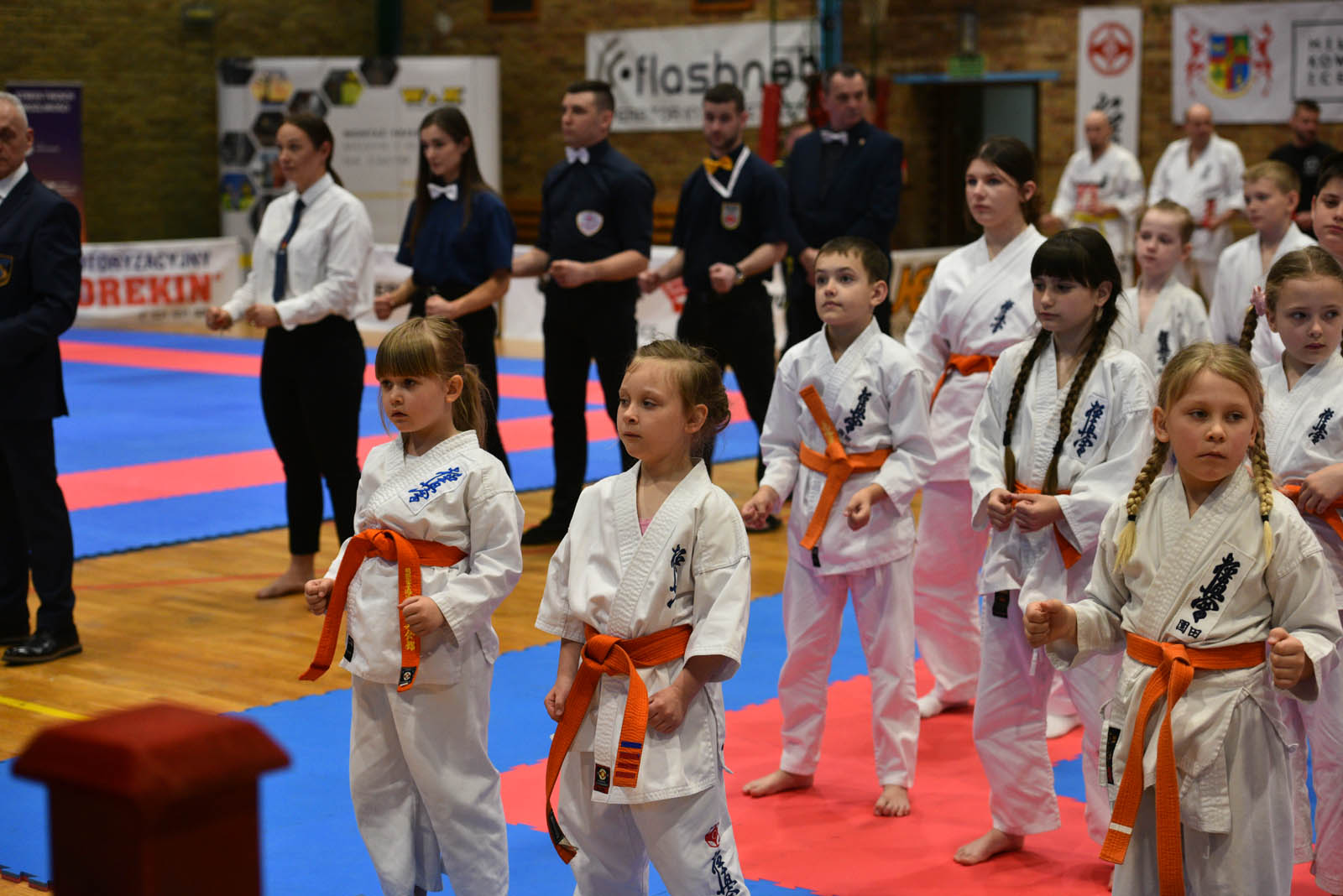 W hali sportowej przy ulicy Lotniczej walczą młodzi karatecy