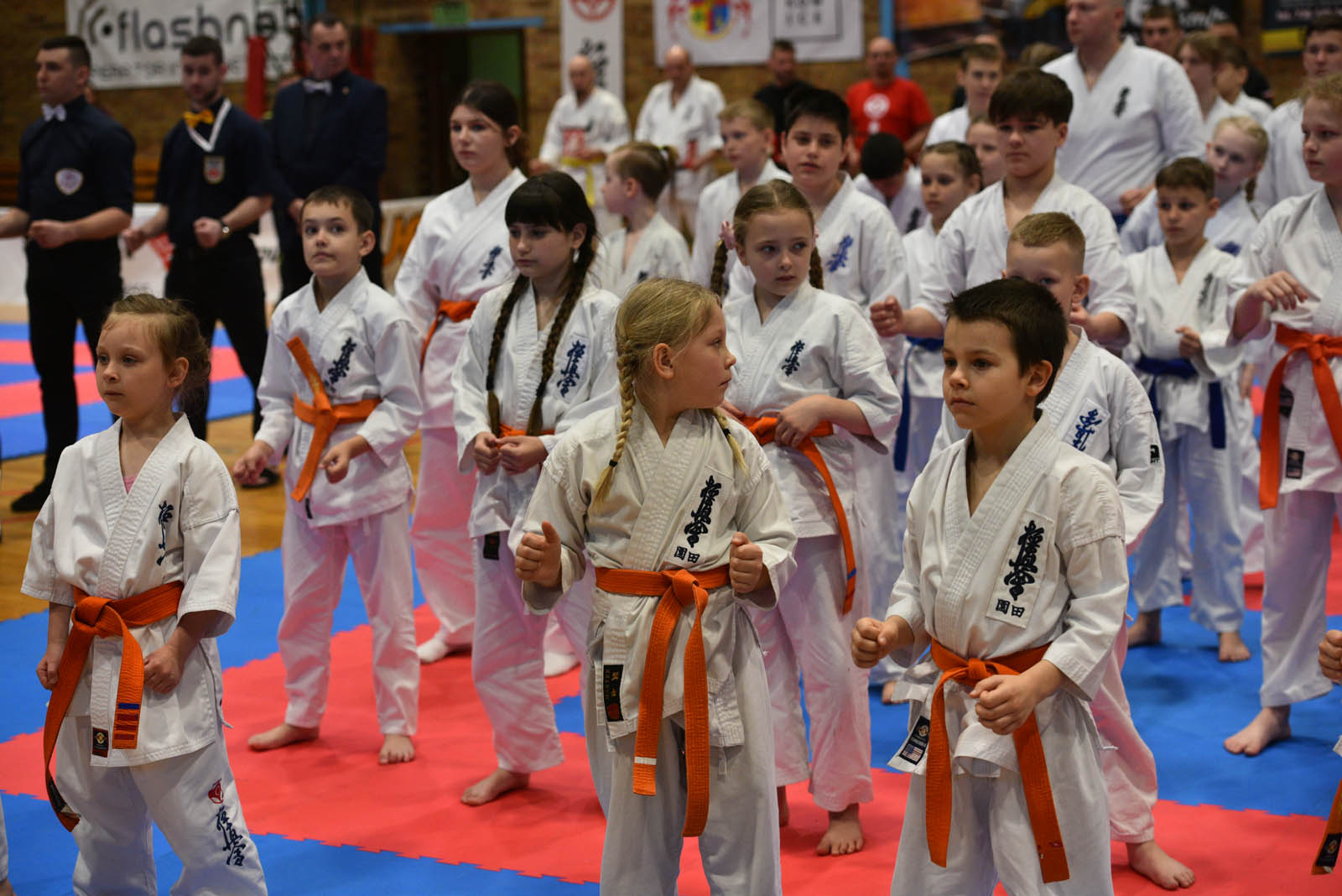 W hali sportowej przy ulicy Lotniczej walczą młodzi karatecy
