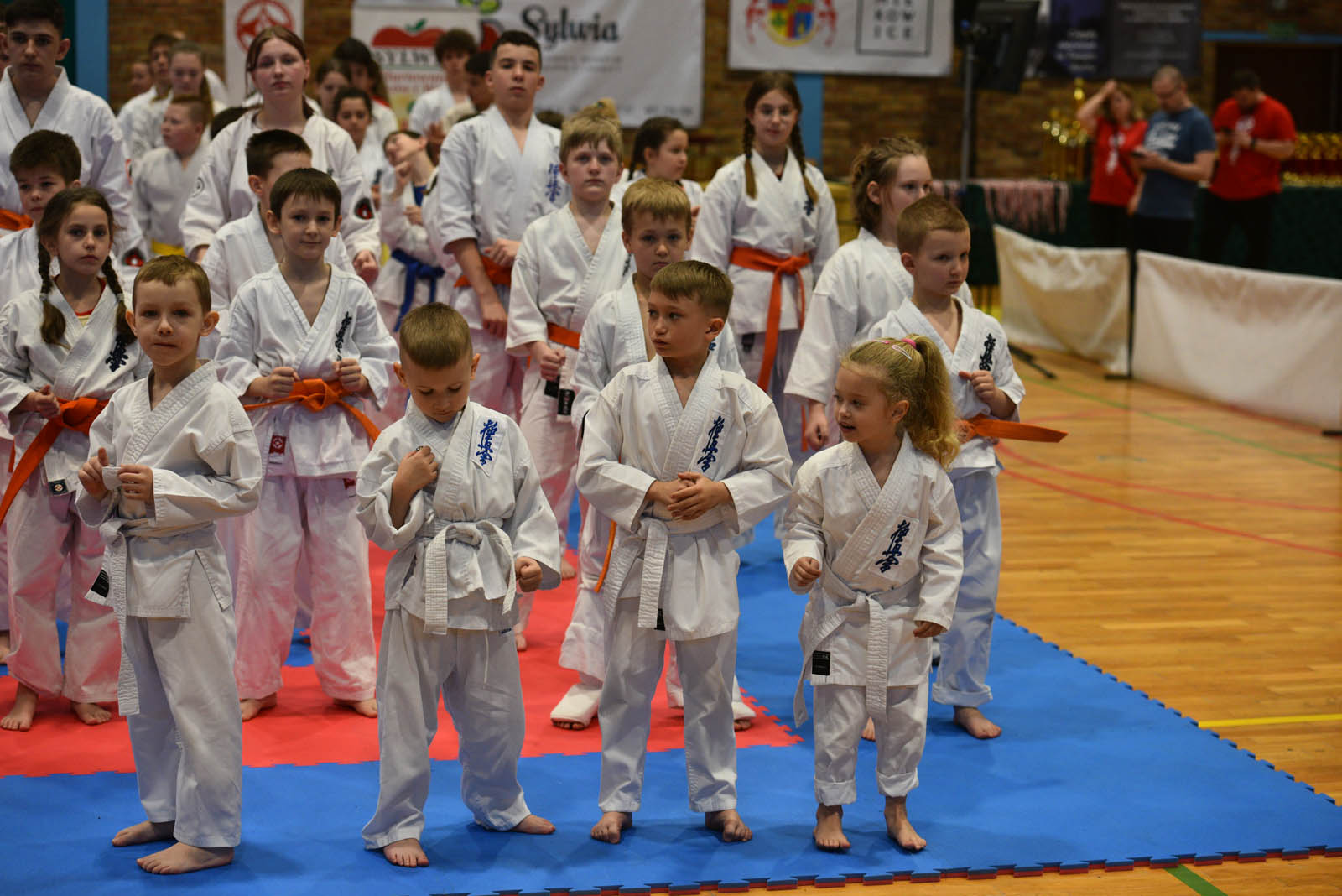 W hali sportowej przy ulicy Lotniczej walczą młodzi karatecy