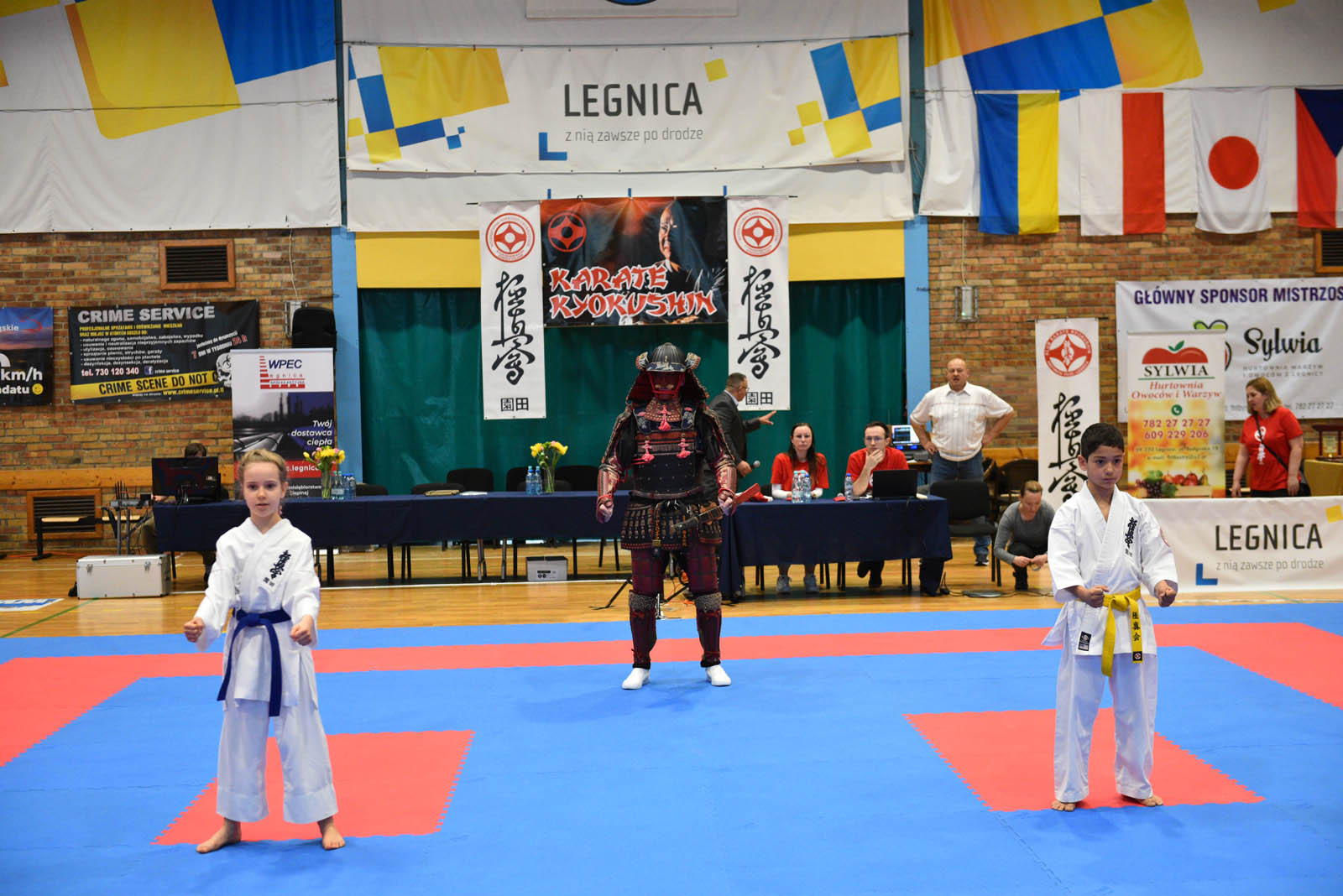 W hali sportowej przy ulicy Lotniczej walczą młodzi karatecy