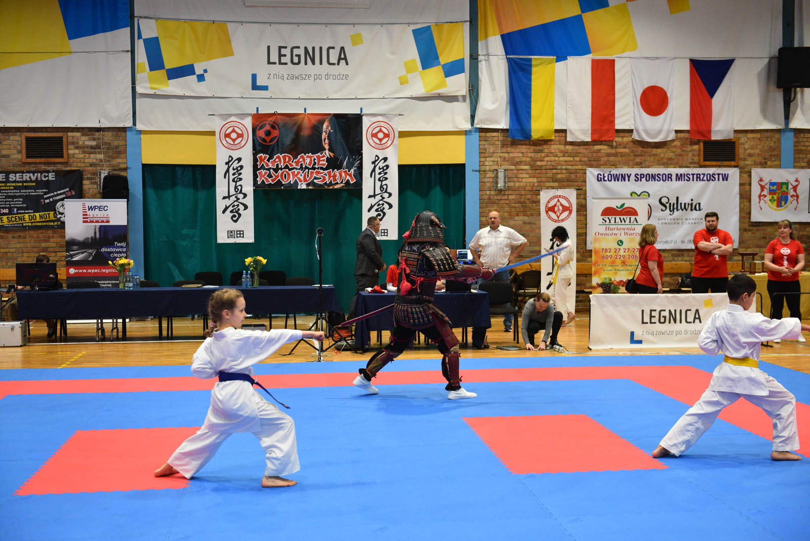 W hali sportowej przy ulicy Lotniczej walczą młodzi karatecy