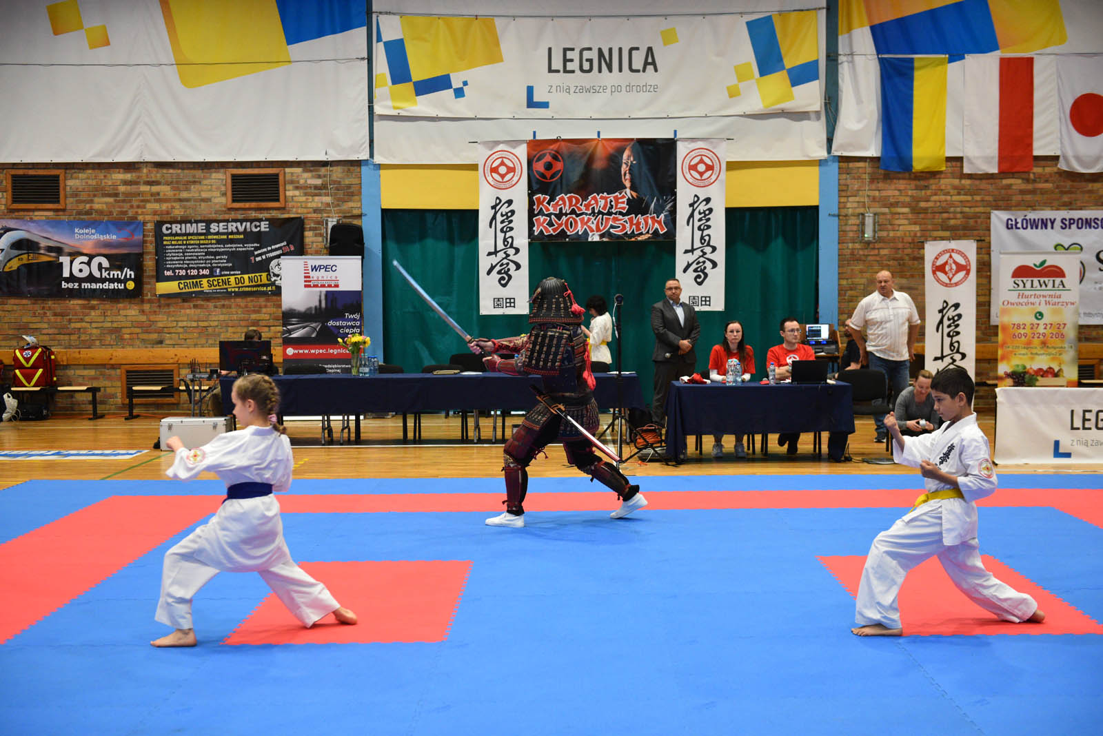 W hali sportowej przy ulicy Lotniczej walczą młodzi karatecy