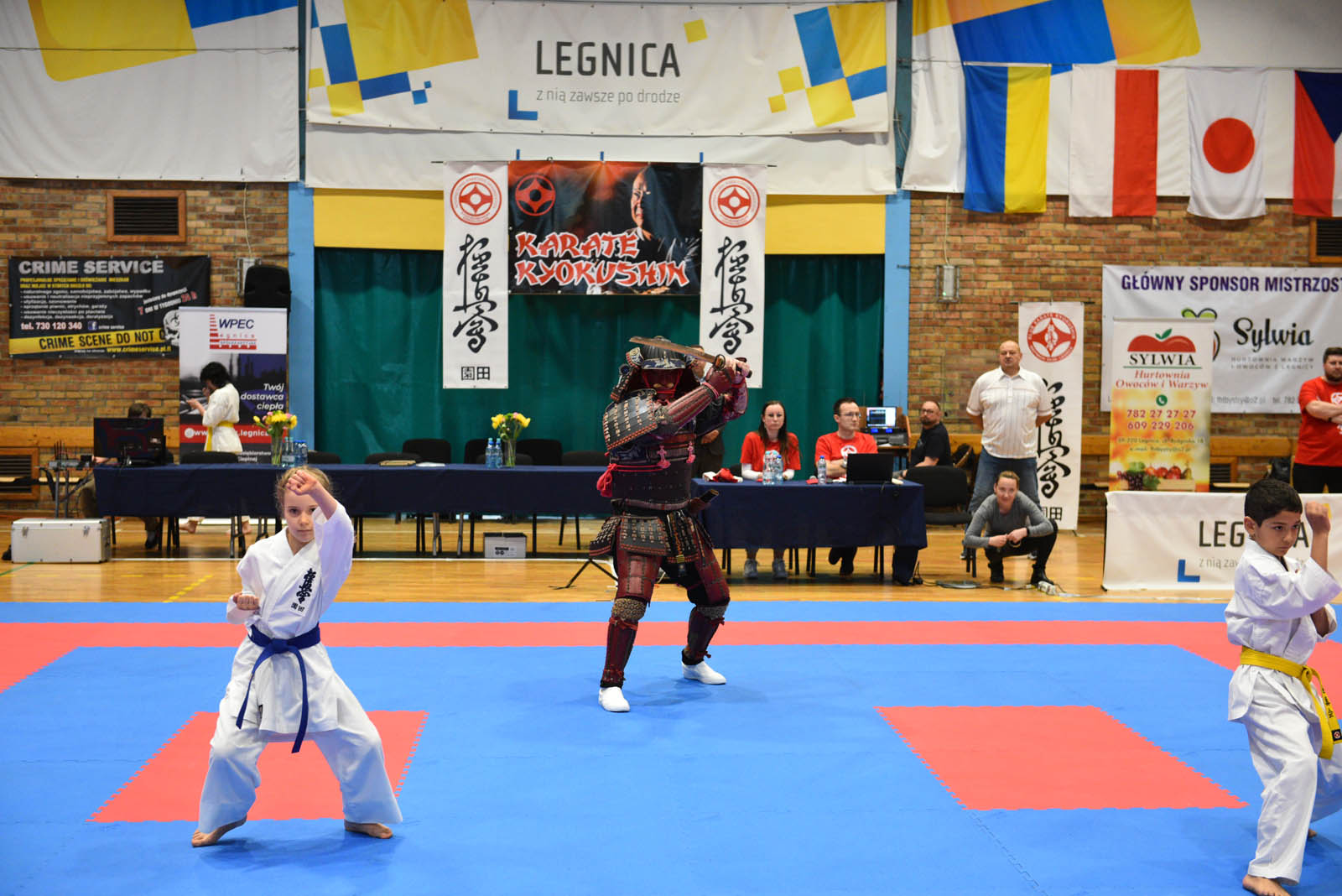 W hali sportowej przy ulicy Lotniczej walczą młodzi karatecy