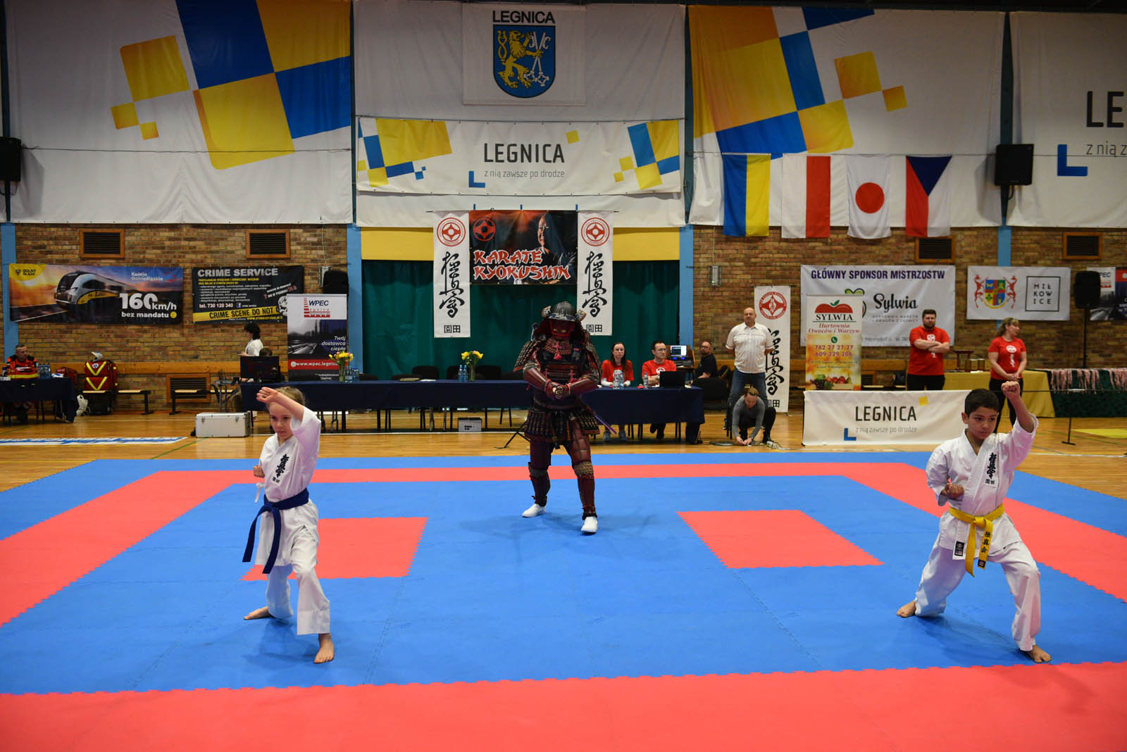 W hali sportowej przy ulicy Lotniczej walczą młodzi karatecy