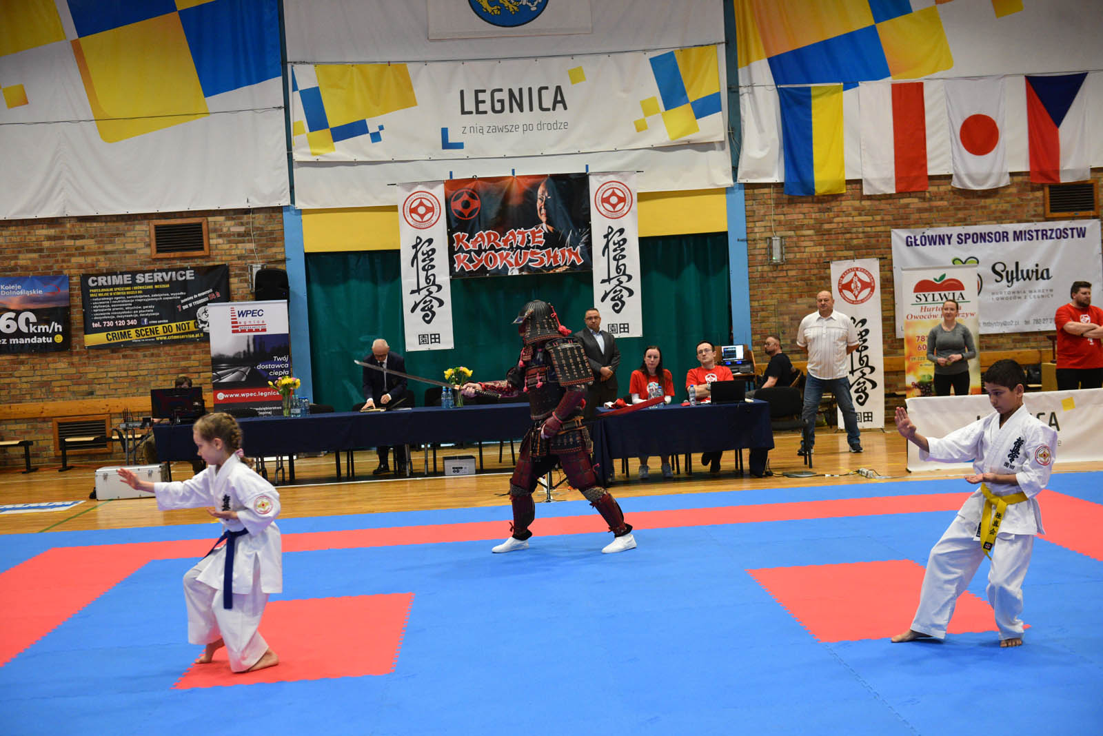 W hali sportowej przy ulicy Lotniczej walczą młodzi karatecy