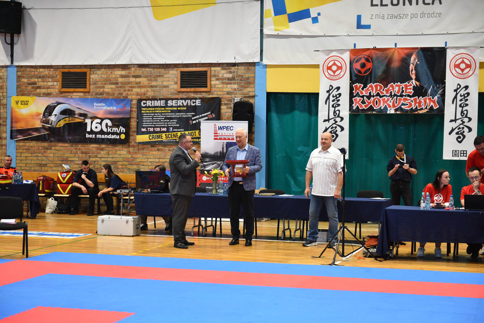 W hali sportowej przy ulicy Lotniczej walczą młodzi karatecy
