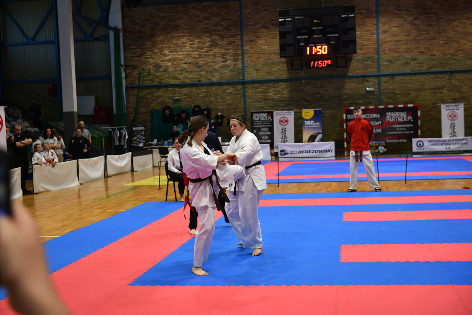 W hali sportowej przy ulicy Lotniczej walczą młodzi karatecy