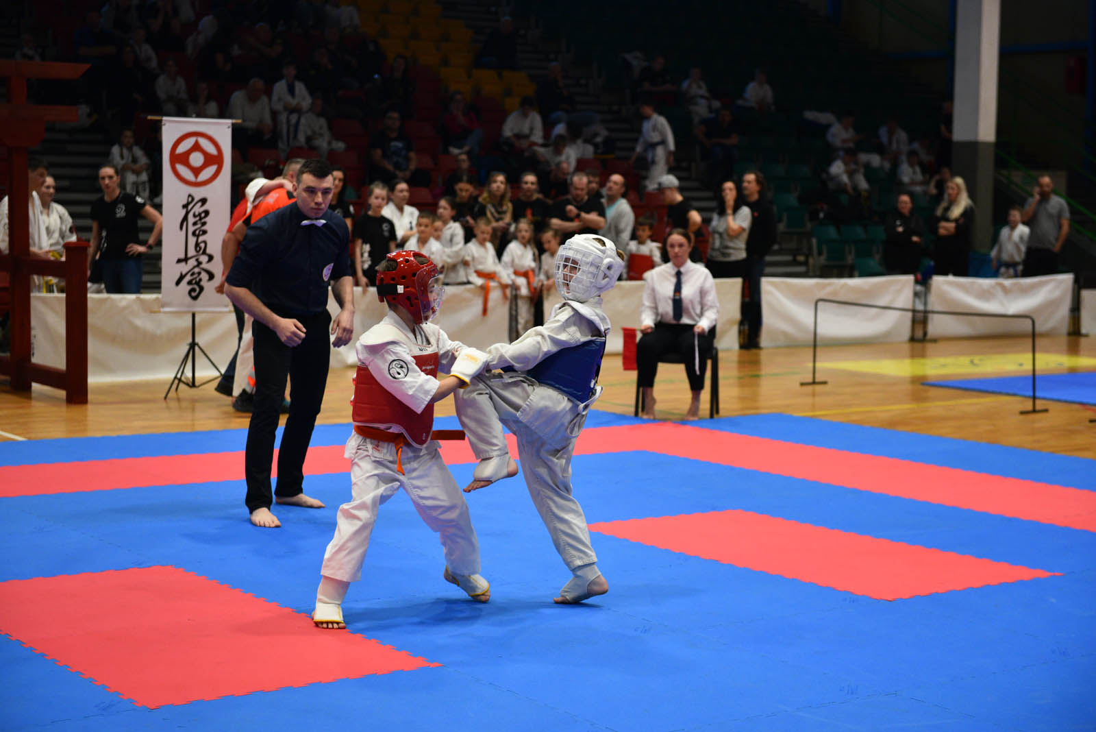 W hali sportowej przy ulicy Lotniczej walczą młodzi karatecy
